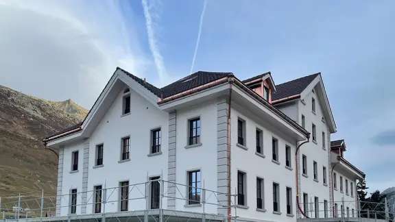 Historisches Gebäude mit Fixit Wärmedämmputz und weiss verputzter Fassade